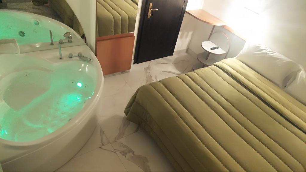 Doppelzimmer mit Whirlpool-Badewanne